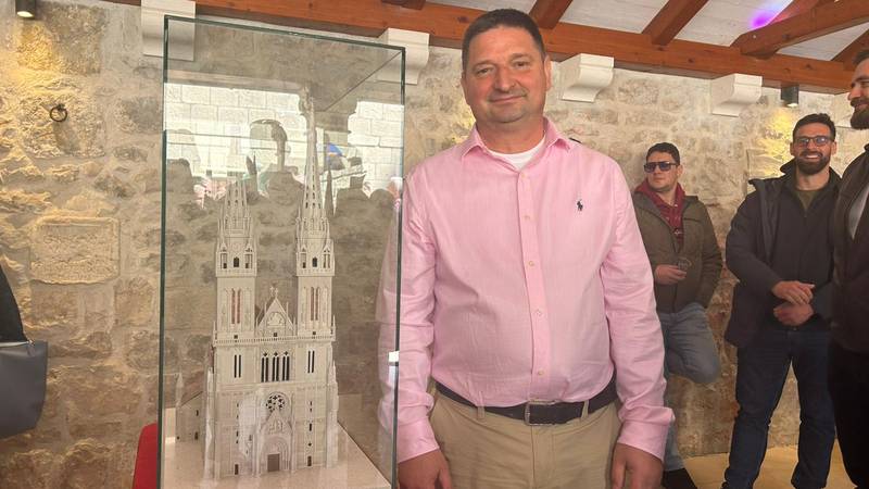 Brački kipar izradio minijaturu Zagrebačke katedrale: 'Preko 5 godina rada i 51.000 kamenčić'