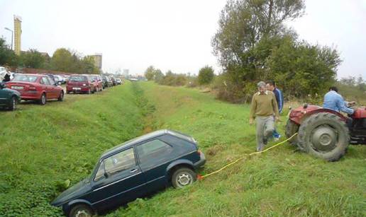 Automobil skliznuo u jarak pa ga izvlačili traktorom