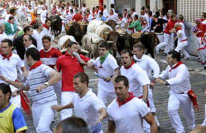 Pamplona: Dvojici mladića bikovi proboli nogu i prsa