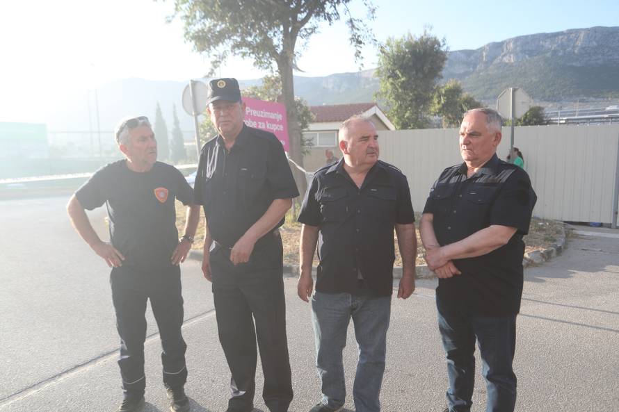 Crni dim nad Kaštelima: Buknuo veliki požar u skladištu Pevexa