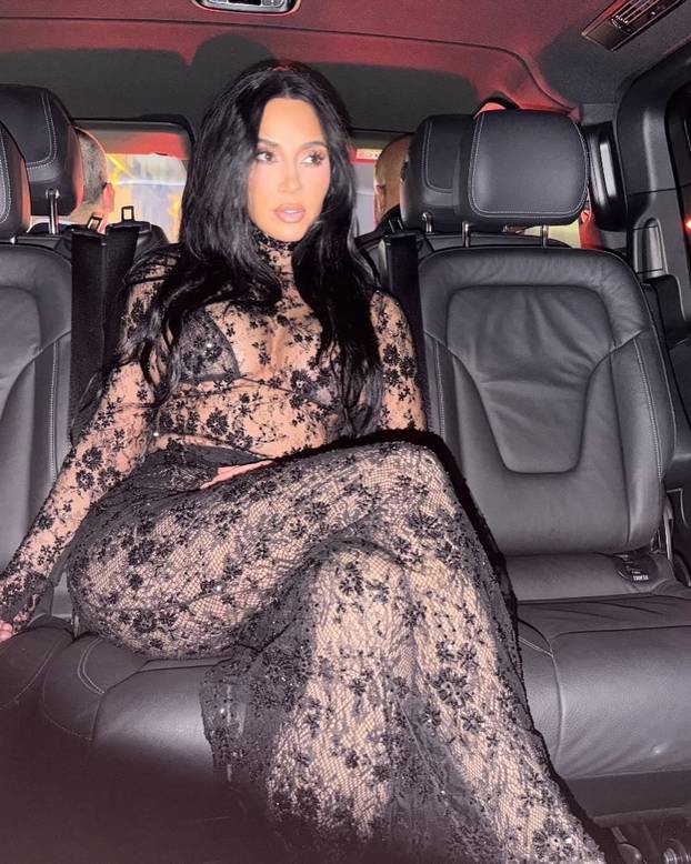 Kim Kardashian u prozirnoj haljini pokazala sve svoje adute