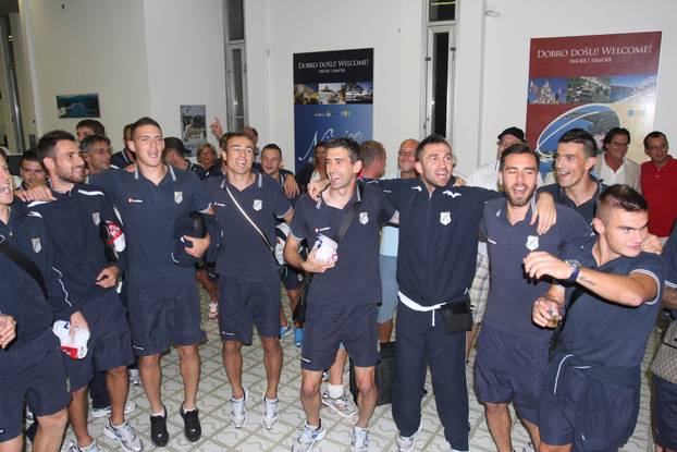 Rijeka: Nakon slijetanja u zra?nu luku igra?i HNK Rijeke proslavili pobjedu na Korzu