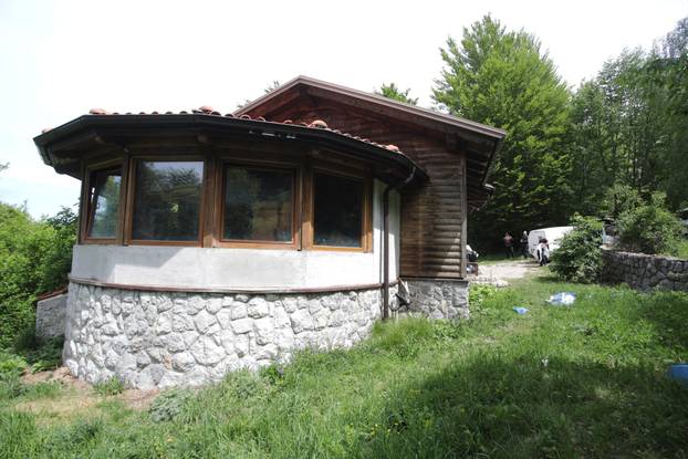 24sata Rijeka: Ku&cacute;a na U&ccaron;ki u kojoj su na&dstrok;eni psi i azil za pse na Vi&scaron;kovu