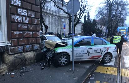 Krš i lom u Zagrebu: U sudaru dva taksija pet ljudi ozlijeđeno