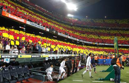 Poruke 'ljubavi' iz Barcelone: Mourinho, volimo te. Ostani...
