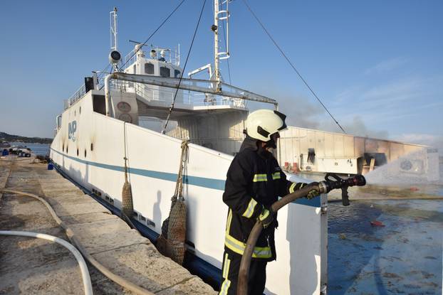 Šibenik: Vatrogasci i nakon 24 sata pokušavaju ugasiti požar koji je izbio na brodu