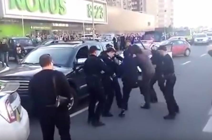 Tek je sedam policajaca uspjelo privesti bivšeg zlatnog hrvača