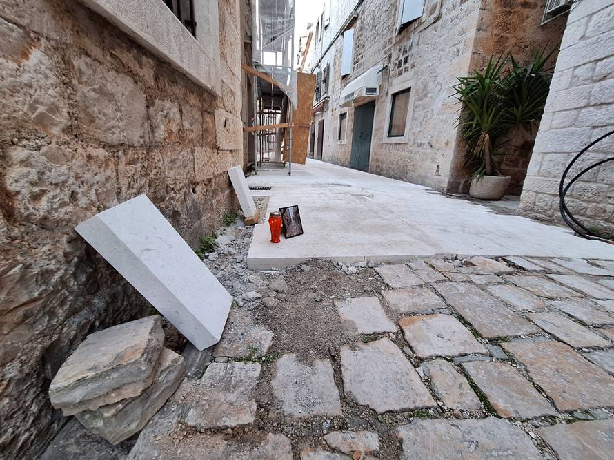 FOTO Trogirani se pozdravljaju sa starom ulicom, na pločama su ostavili lampaš i staru sliku