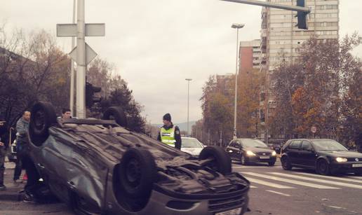 Sudar na Knežiji: Auto završio na krovu, a ozlijeđeni u bolnici