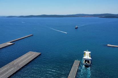 Zadar: Pogled iz zraka na gužvu u trajektnoj luci Gaženica