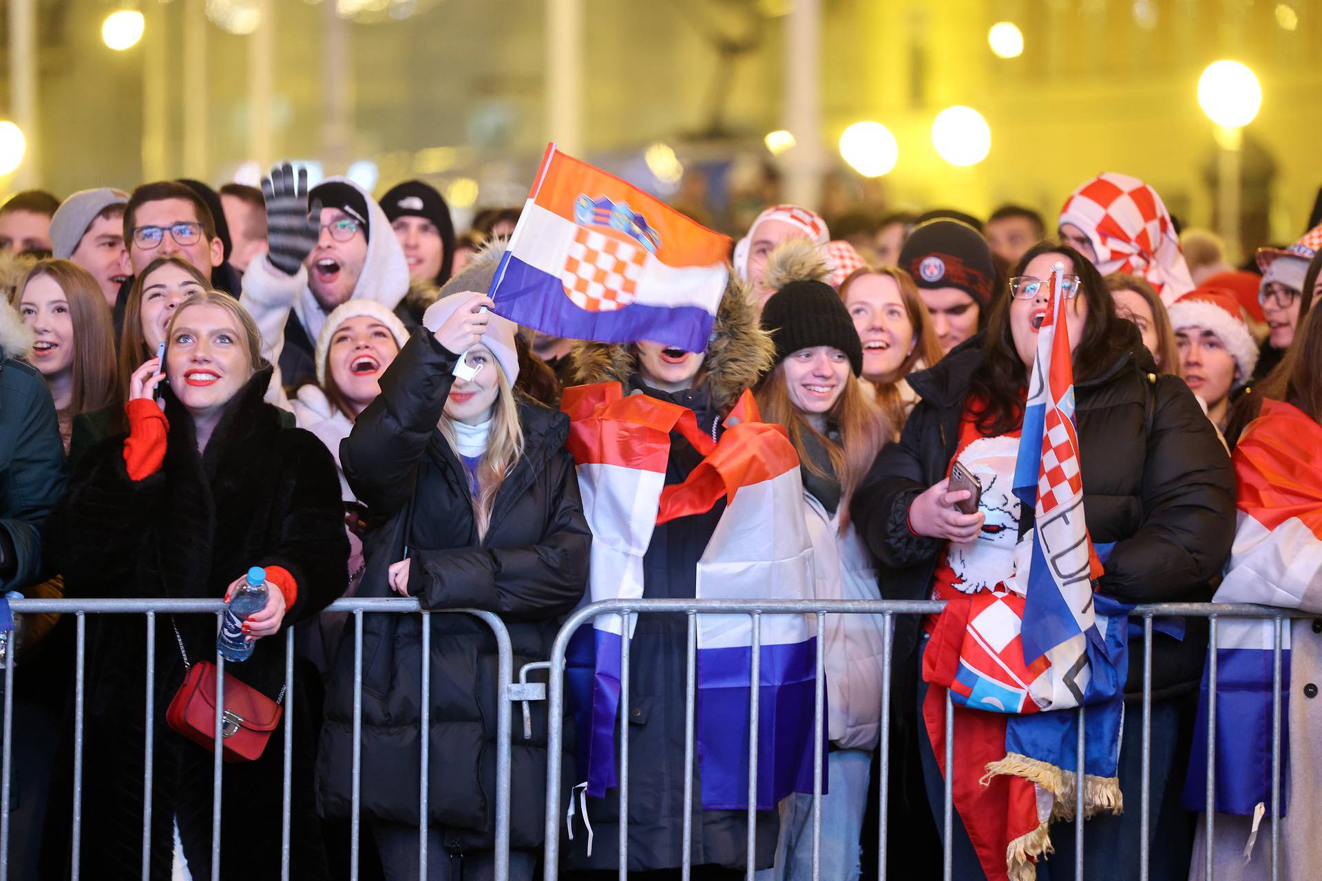 Zagreb: Navijači gledaju utakmicu između Hrvatske i Argentine na Trgu bana Josipa Jelačića