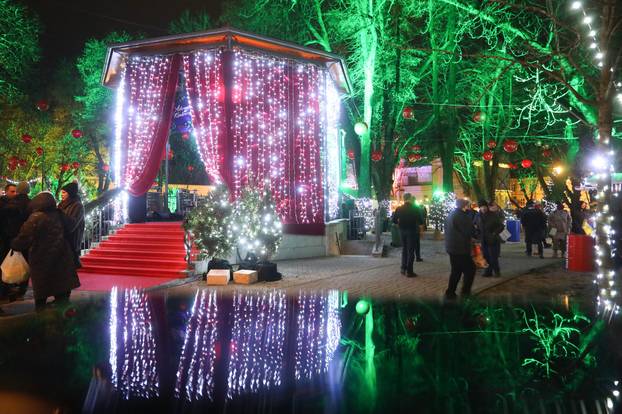 Karlovac: Svečano otvoren Advent