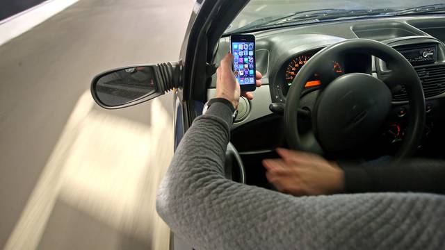 Uporaba mobitela bez hands-free ure?aja tijekom vožnje kažnjiva je u svim europskim zemljama