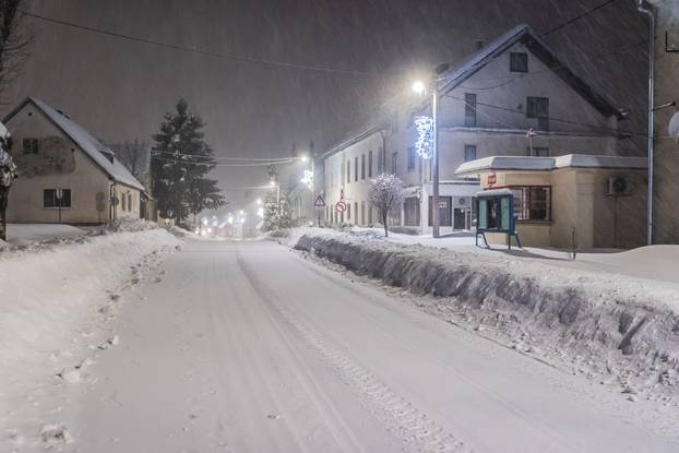 Snježni ugođaj u Gračacu