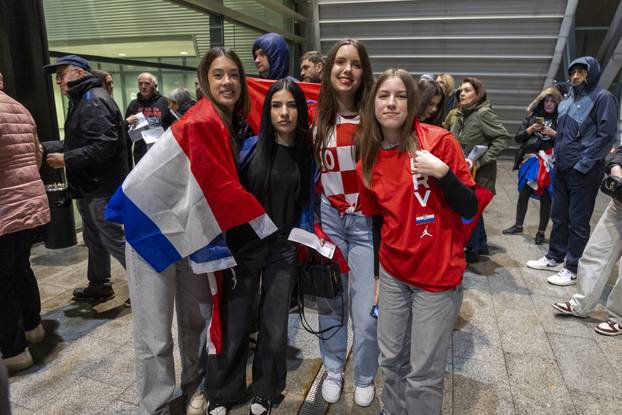 Osijek: Gužva ispred SD Gradski vrt, koncert Thompsona prvi u nizu dvoranskih koncerata.