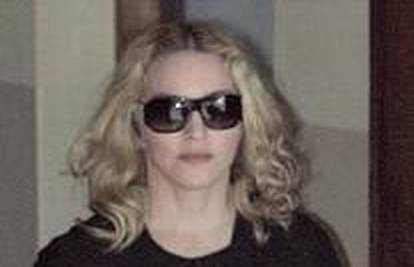 Madonna sunčane naočale ne skida ni u noćnom klubu