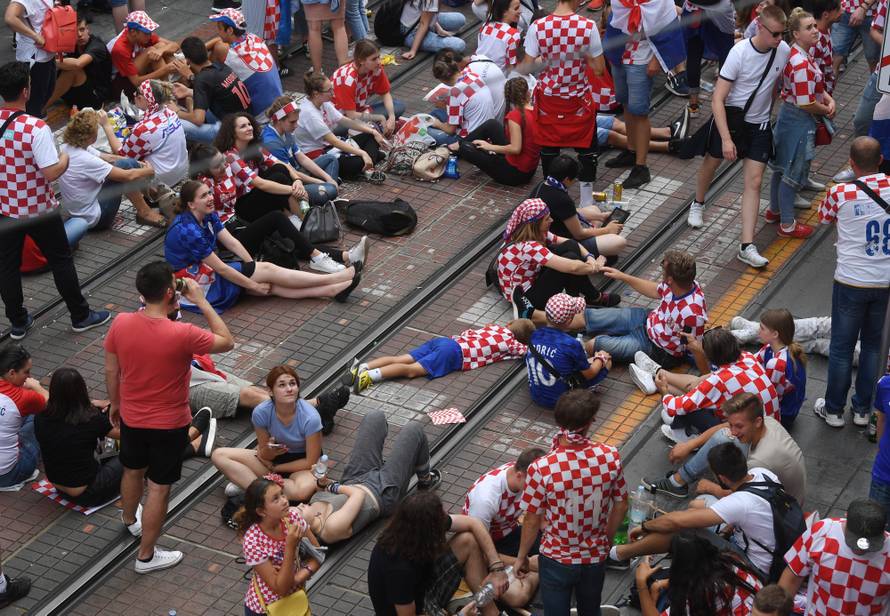 SveÄani doÄek Vatrenih na Trgu bana Josipa JelaÄiÄa