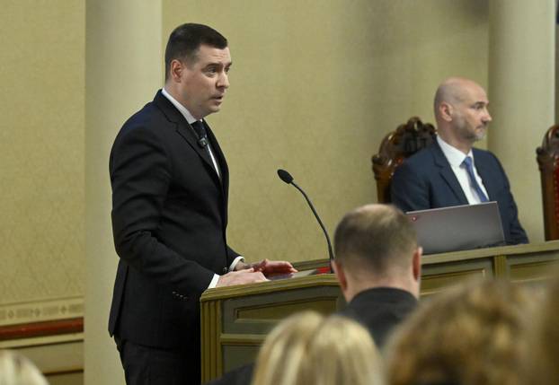 Zagreb: Herman za govornicu u Skupštini izašao s prometnim stupićem, Klisović pomislio da je bazuka