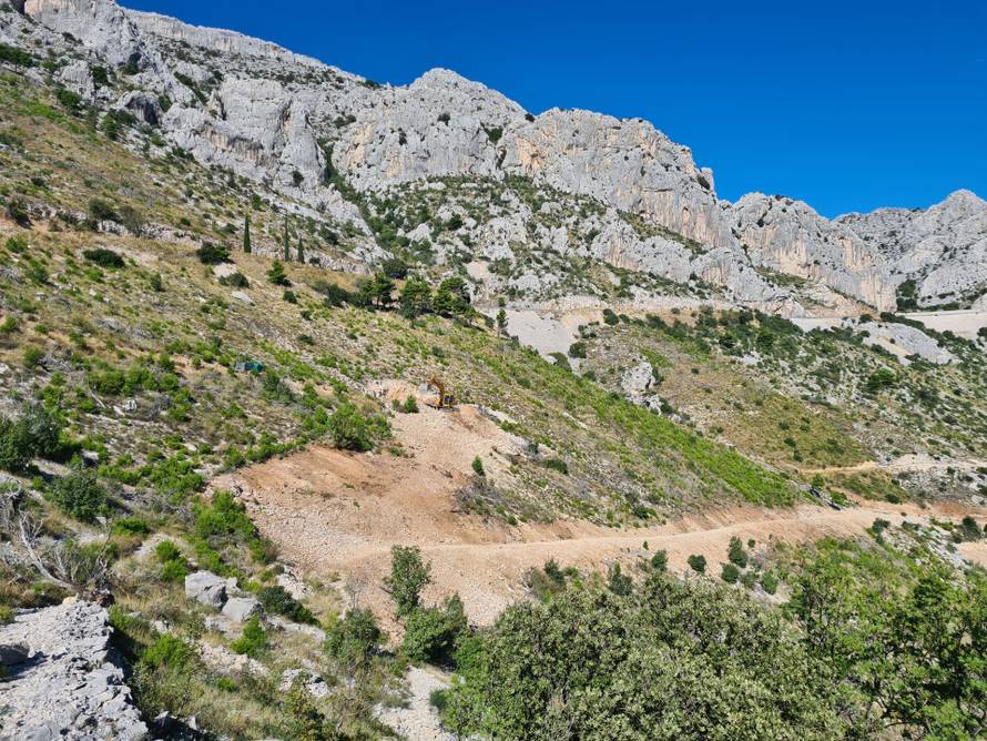 FOTO Gotovo rušenje bespravne gradnje u Vruji: Nestali jacuzzi i lukobran, ovako to sada izgleda