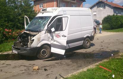Vozač kombija teško ozlijeđen nakon što je izletio izvan ceste