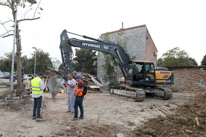 FOTO Od derutne zgrade u Paromlinskoj ostala je samo čistina. Ovdje će graditi park