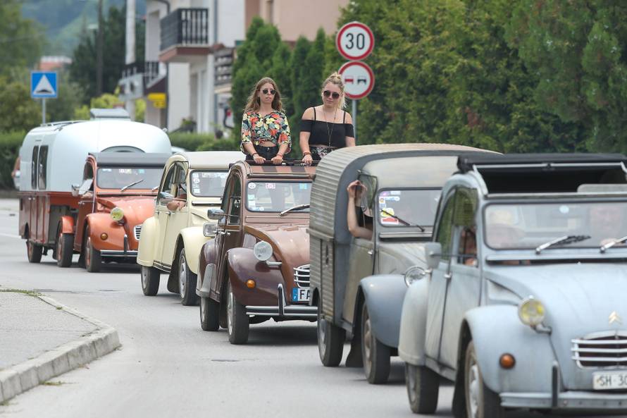 Defile stotinjak SpaÄeka i njihovih vlasnika kroz grad Samobor