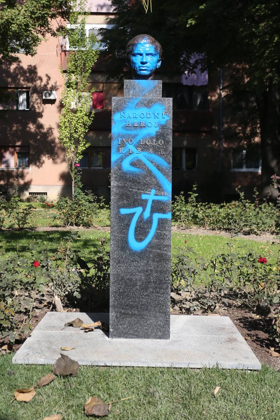 Vandali pošarali bistu Ive Lole Ribara i nacrtali slovo "U"