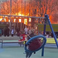 VIDEO 'Selo gori, baba se češlja' Nevjerojatna snimka iz Rusije, vatra guta zgradu, oni 'čilaju'