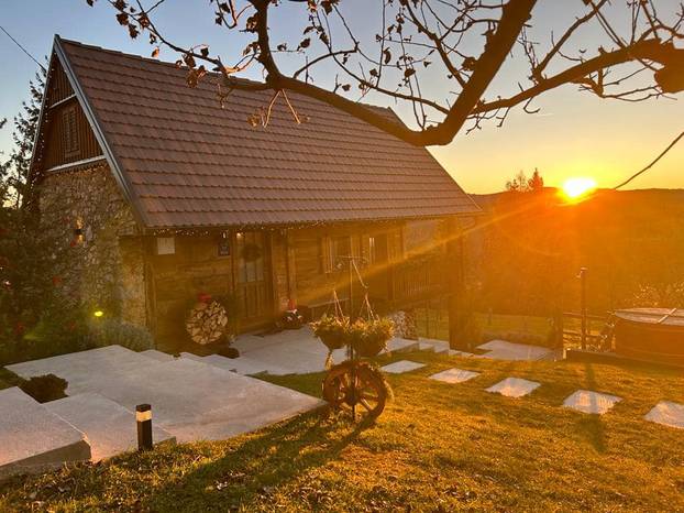 FOTO Ova kuća blizu Zagreba pravi je raj - filmove možete gledati iz bačve za kupanje!