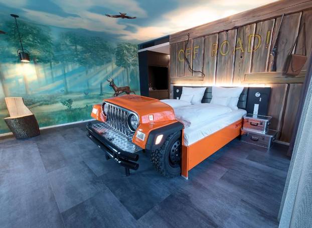 FOTO Jedinstveni hotel za ljubitelje auta: Noć provodite u preuređenim vozilima