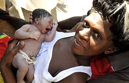 Usred ruševina na Haitiju rodila je zdravu djevojčicu