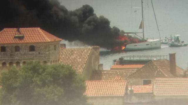 Izbio požar na jedrilici u marini 'Kaštela': Prijetila je katastrofa