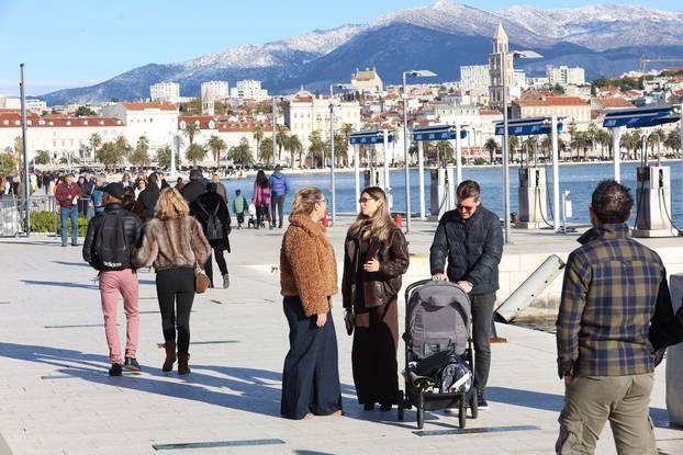 Zubato sunce u Splitu izmamilo je brojne šetače