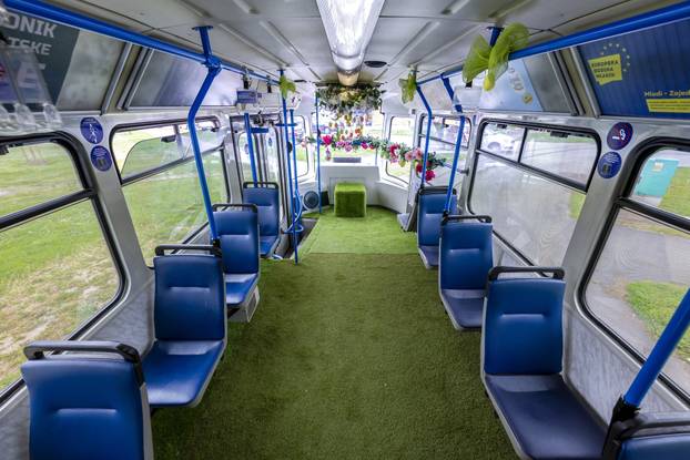 Tramvaj ukrašen Uskrsnim dekoracijama vozi po Osječkim ulicama 