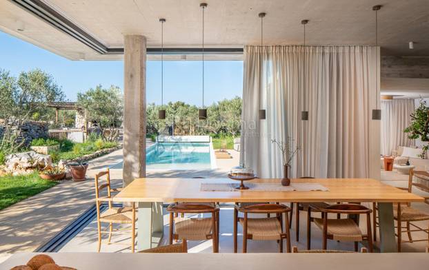 FOTO Nikad viđeno! Prodaje se vila na Šolti. Stoljetna maslina vam raste kraj kauča. Evo cijene