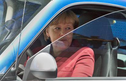 Zabio se u auto Angele Merkel, kancelarka prošla bez ozljeda