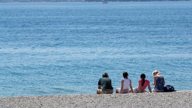 Zadar: Građani i turisti uživaju u sunčanju na plaži