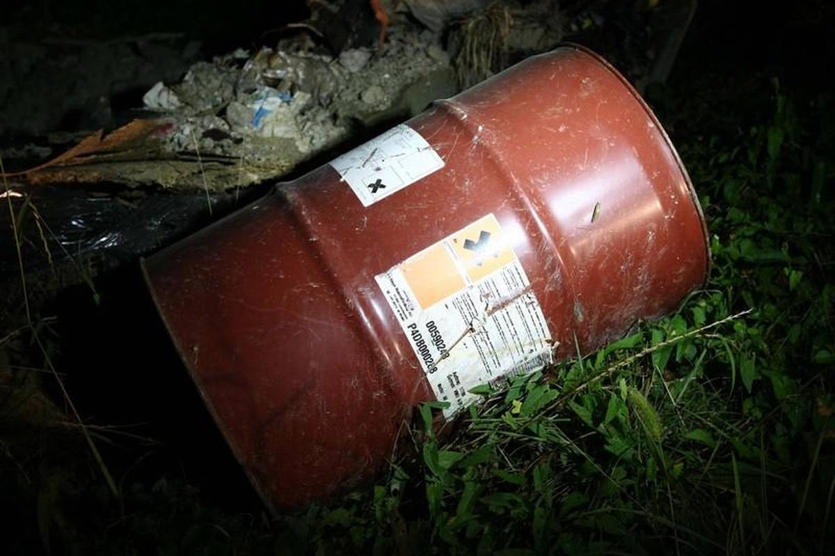 Pune sumnjivog sadržaja: Kod Karlovca pronašli osam bačvi
