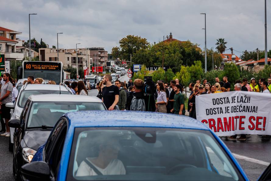 Na početku Podstrane u Strožancu održan je prosvjed protiv prometnog kolapsa