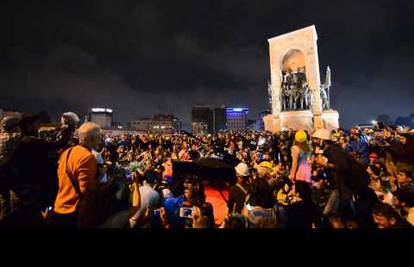 Na Taksim donio klavir i satima svirao tisućama prosvjednika