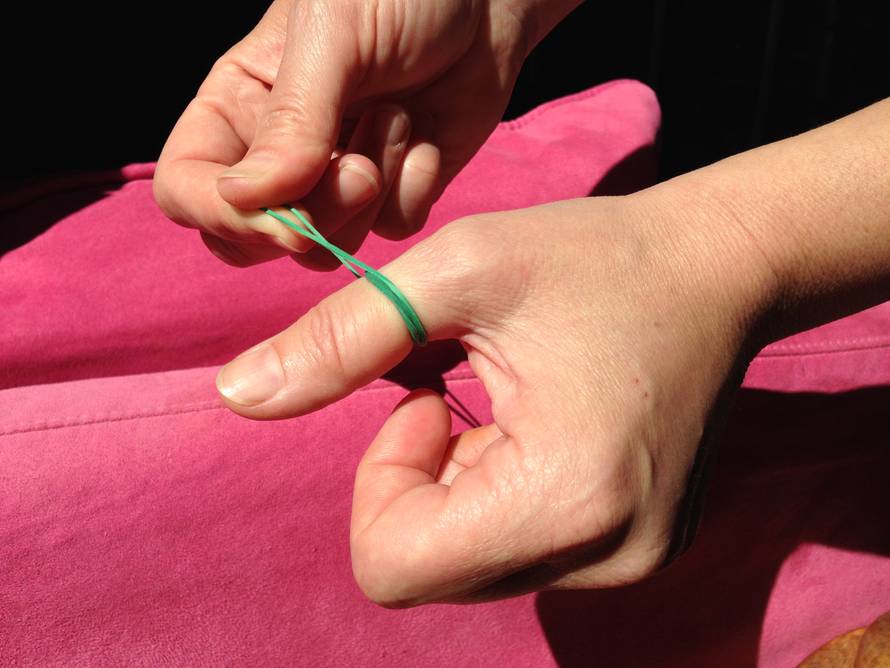 Stavite gumicu na palac na 10 minuta - dogodit će se čudo...