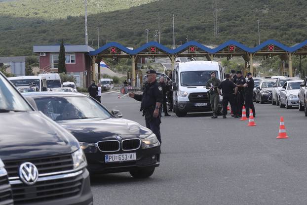 Navijači Rijeke na izlazu Dugopolje uz policijsku pratnju nastavljaju prema Poljudu