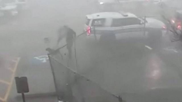 Ni tornado ga ne može zaustaviti: Policajac je spasio svog psa za vrijeme snažne oluje