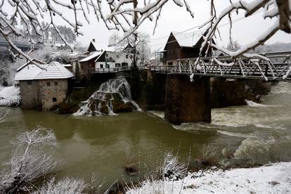 Novi snježni pokrivač zabijelio Rastoke