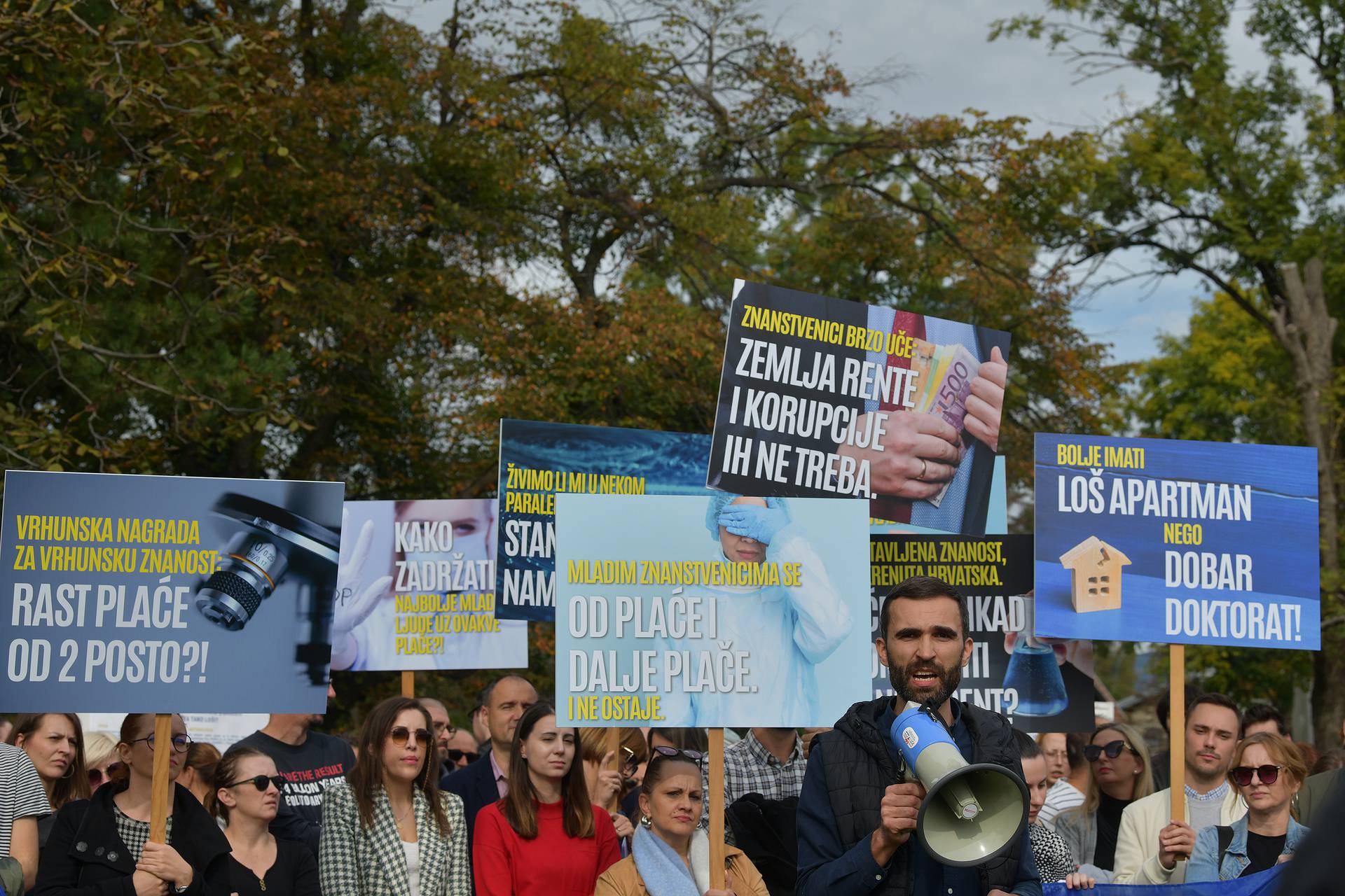 Zagreb: Održan prosvjedni skup ‘Mladi u znanosti - visokoobrazovani, nisko plaćeni'  