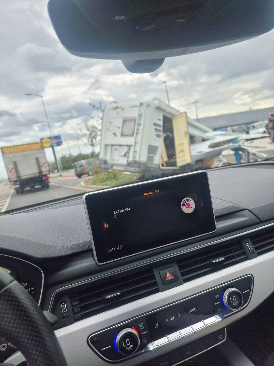 VIDEO Kako se iz ovoga izvukao bez ogrebotine?! Kamperom prepolovio stup u Zagrebu!