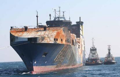 Turski brod koji je gorio čeka tegljenje na popravak