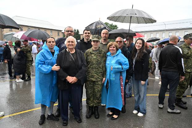 FOTO Suze i zagrljaji u Požegi: 900 novih ročnika položilo prisegu, među njima i 53 žene