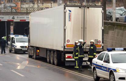 Spasili ga vatrogasci: Kamion bio previsok za nadvožnjak