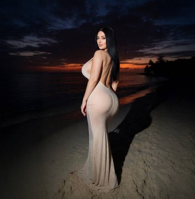 FOTO Bujna Slavonka pozirala u tangicama na jahti pa pozvala fanove: Sunčajte se sa mnom